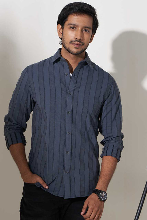 man wearing grey woven cotton shirt